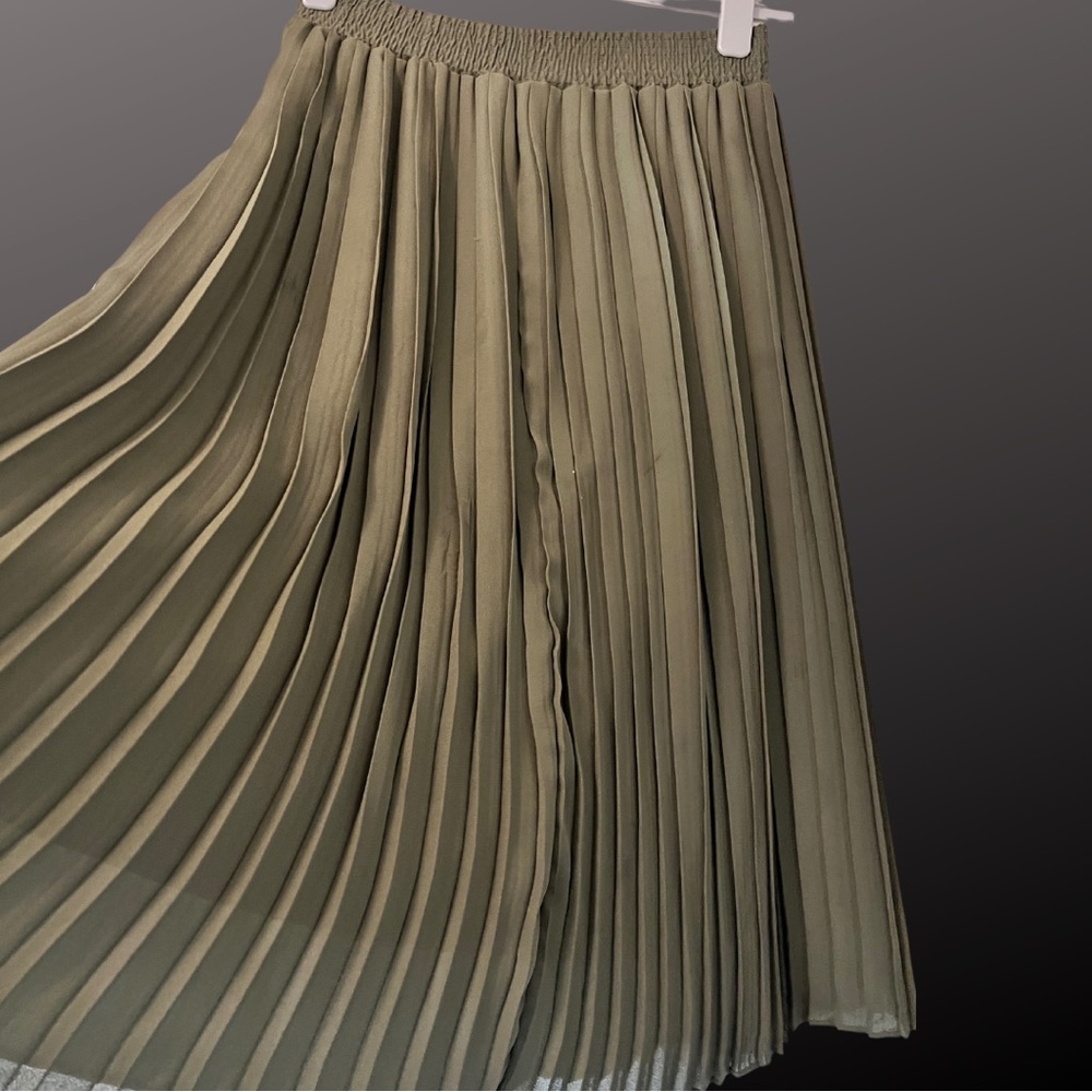 WhoWhatWear pleated shin-length skirt, size small